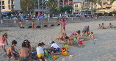 Una treintena de niños y niñas participan en un concurso de castillos de arena Una treintena de niños y niñas participan en un concurso de castillos de arena