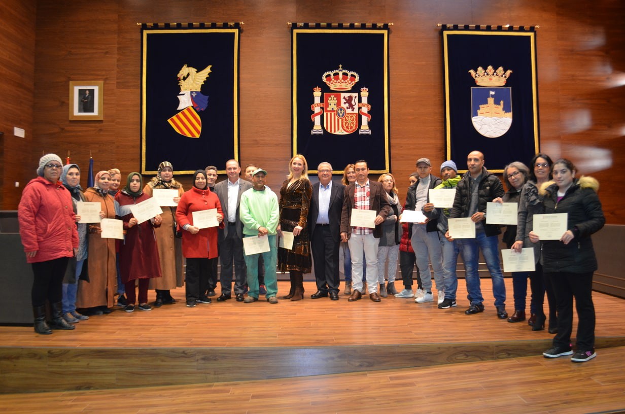 El Ayuntamiento entrega diplomas a 16 alumnos de la Escuela de Acogida