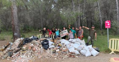 Unos vecinos recogen dos toneladas de escombros de El Balcó en Oropesa Unos vecinos recogen dos toneladas de escombros de El Balcó en Oropesa